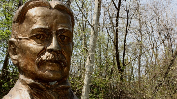 Споменик Пупину у близини техничких факултета у Булевару краља Александра