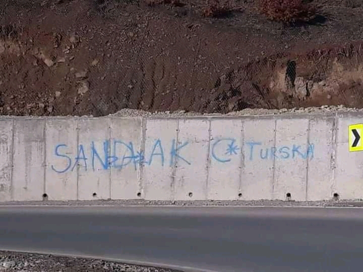 (ФОТО) Провокација у Беранама, исписани графити на којима пише "Санџак" и "Турска"