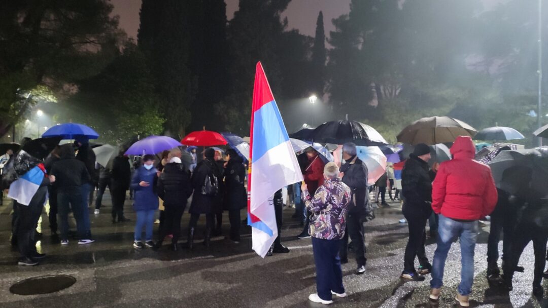 (ВИДЕО) Протести се настављају: Грађани на улицама Подгорице, Никшића, Бара, Бијелог Поља, Берана…