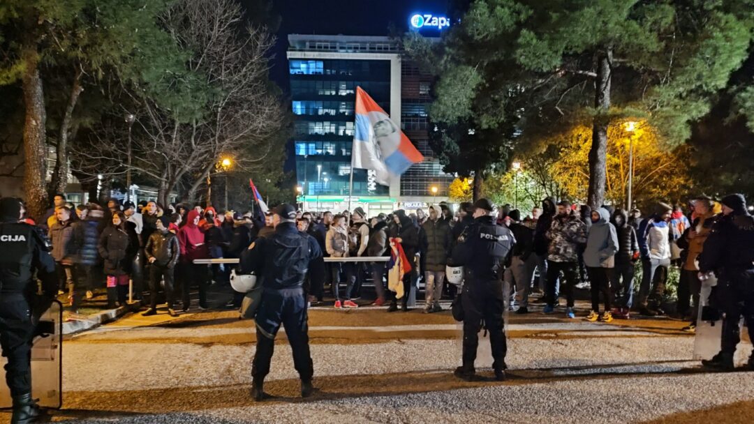 (ФОТО/ВИДЕО) Протест у Подгорици, народ се окупио испред РТЦГ-а гдје ноћас гостује Абазовић