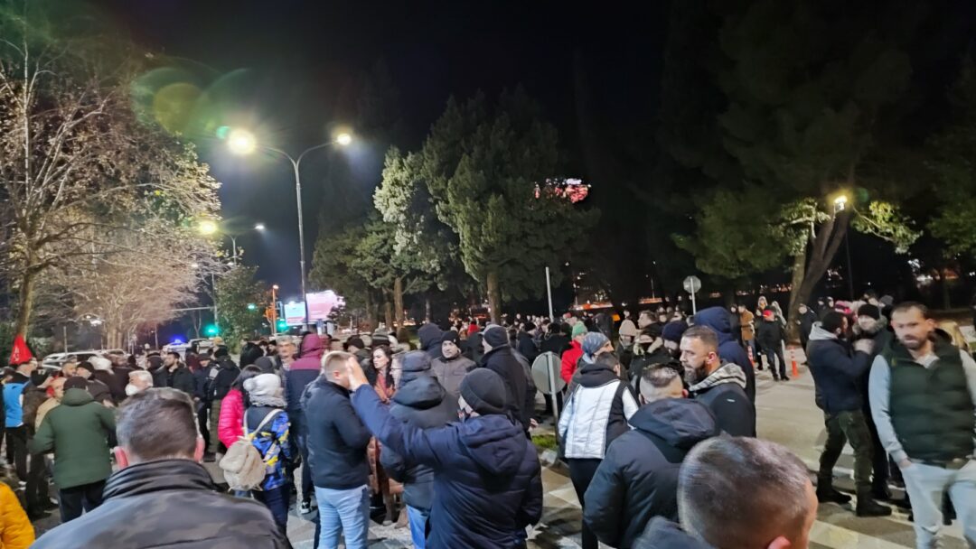 (ФОТО) Протест у Подгорици и четврту ноћ заредом