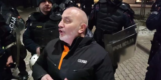 (ВИДЕО) Лажикомитски „перформанс“ испред Никшићког позоришта: Смета им Матија Бећковић