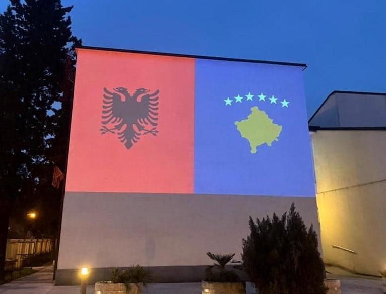 Провокација у Тузима: Истакнуте заставе лажне државе Косово и Албаније, Ђељошај због честитке на удару критика