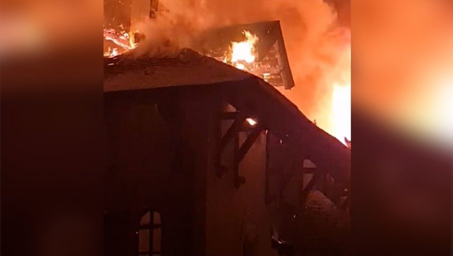 (ВИДЕО) Први снимак пожара у манастиру Свете Тројице: Пламен гута велики конак манастира, монаси и мјештани нису могли да га зауставе