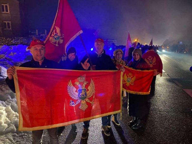 И Вуковићев „белведерски камен“ би проплакао: Групица грађана прославила пад Владе