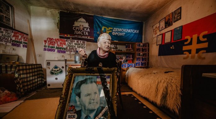Икона протеста: Са издајницима Демократама и Спајићем нећу више на улицу, оскрнавили су тробојку