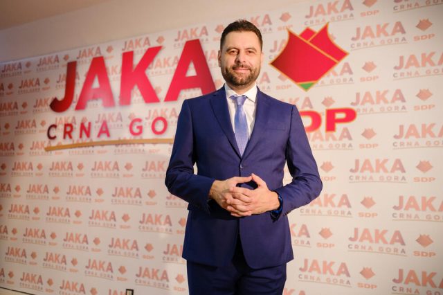 Необразовани Вујовић у нападу на СПЦ: Црква Србије да се региструје као партија
