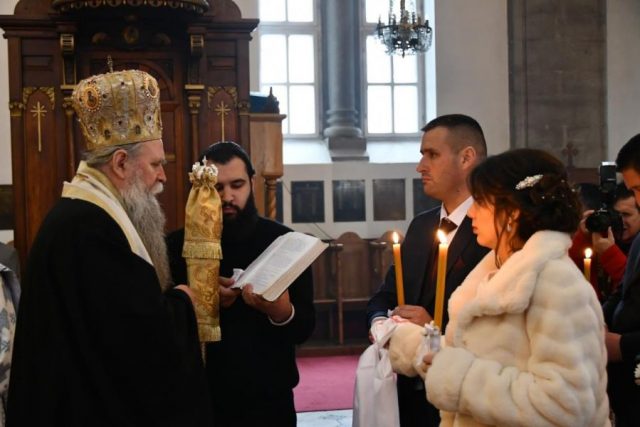 Митрополит Јоаникије вјенчао Андријану и Мирослава Копривицу: Херој који је одбио да руши конак манастира Бриска Гора у Улцињу