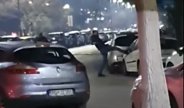 (ВИДЕО)Вандализам у Подгорици: Младићи ломе паркиране аутомобиле