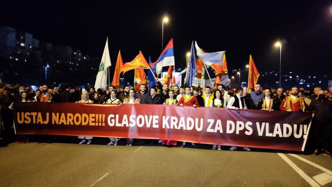 БЕЧИЋ НА ПРОТЕСТУ: Окупила се ЦГ која не трпи обману и издају