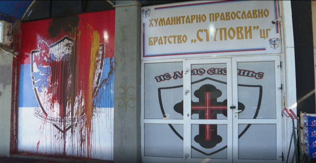 На канцеларије православног братства "Ступови" просута фарба