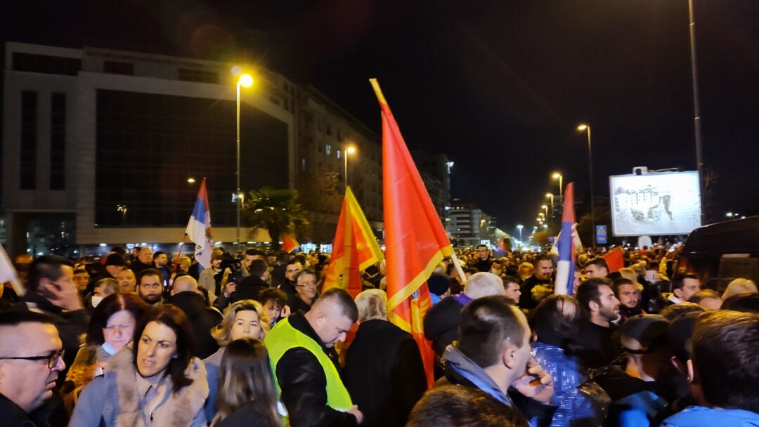 (ВИДЕО/УЖИВО) Грађани се окупљају у Подгорици: На протесту посланици Демократа и ДФ