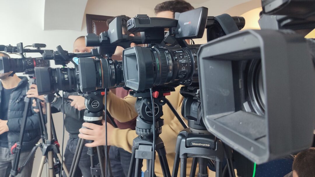 Лош социо-економски положај новинара препрека за слободно новинарство