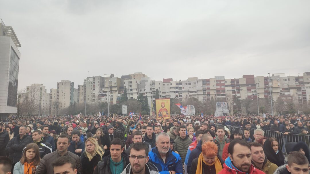 (ФОТО/ВИДЕО) Вјерници окупљени испред Храма, литија креће ускоро