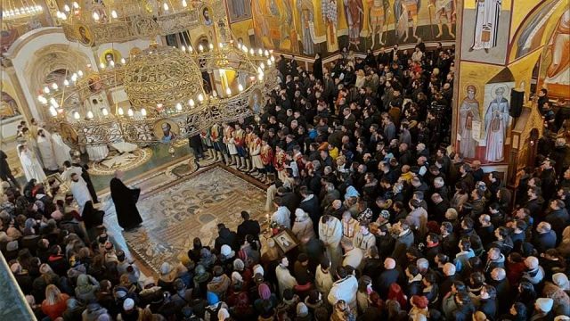 (ФОТО) Почела литургија у Храму Христовог Васкрсења: Присутан велики број вјерника