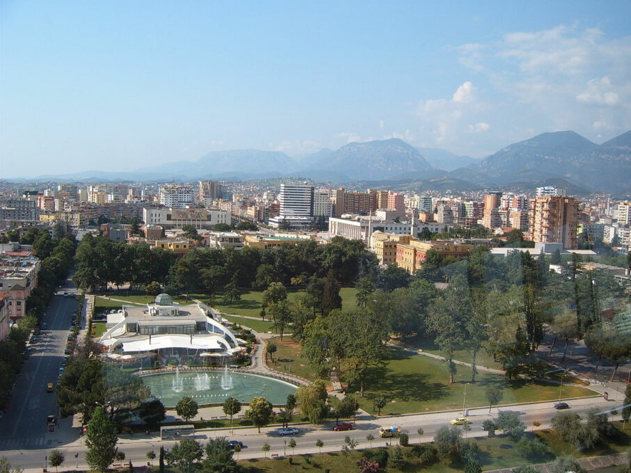 Албанија због суше и скока цијена гаси градску расвјету