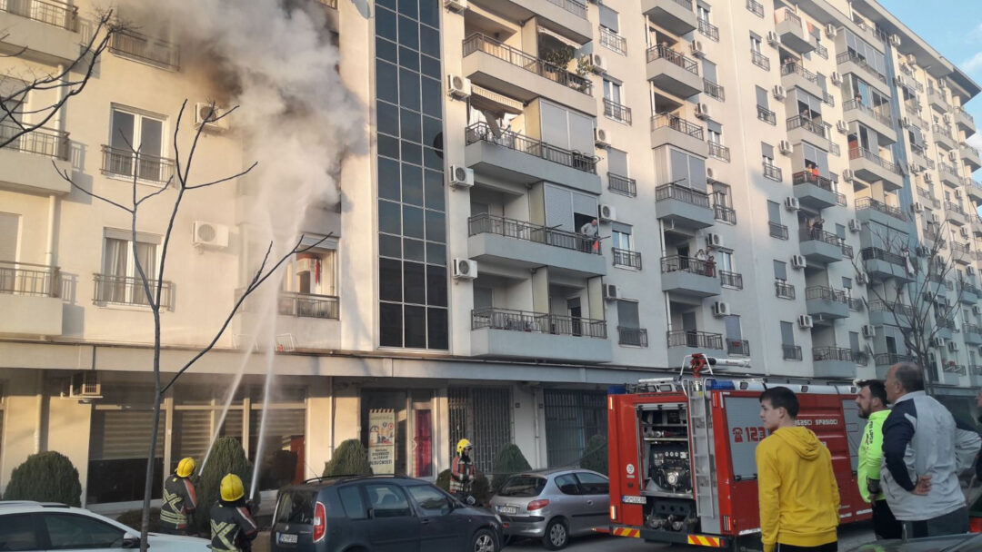 (ВИДЕО) Велики пожар у згради Зетаградње на Забјелу