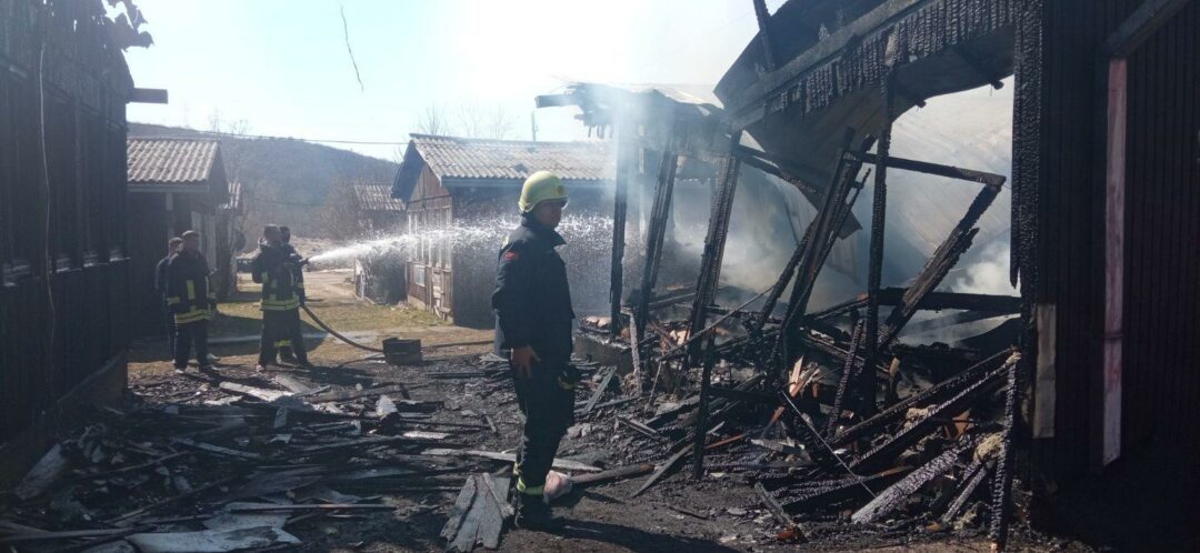 (Фото) Никшић: Изгорела барака петочлане породице у Трудбенику