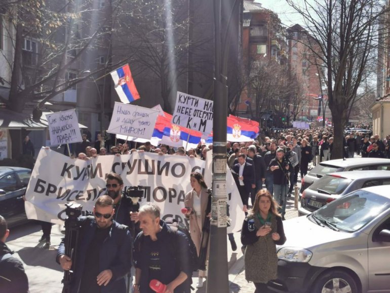 Протест Срба у Косовској Митровици: Курти срушио си све!