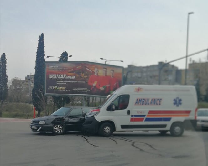 Судар аутомобила и возила Хитне помоћи, нема повријеђених