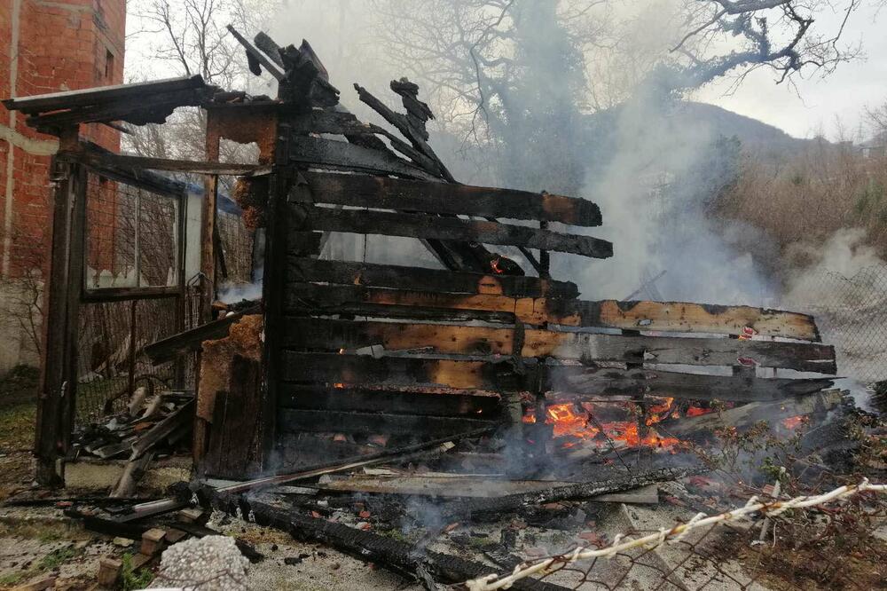 Будва: Ватра прогутала дрвену бараку у Марковићима