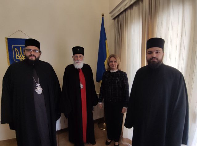 Ако они не помогну, ко ће? Путујући НВО ЦПЦ циркус у посјети амбасади Украјине