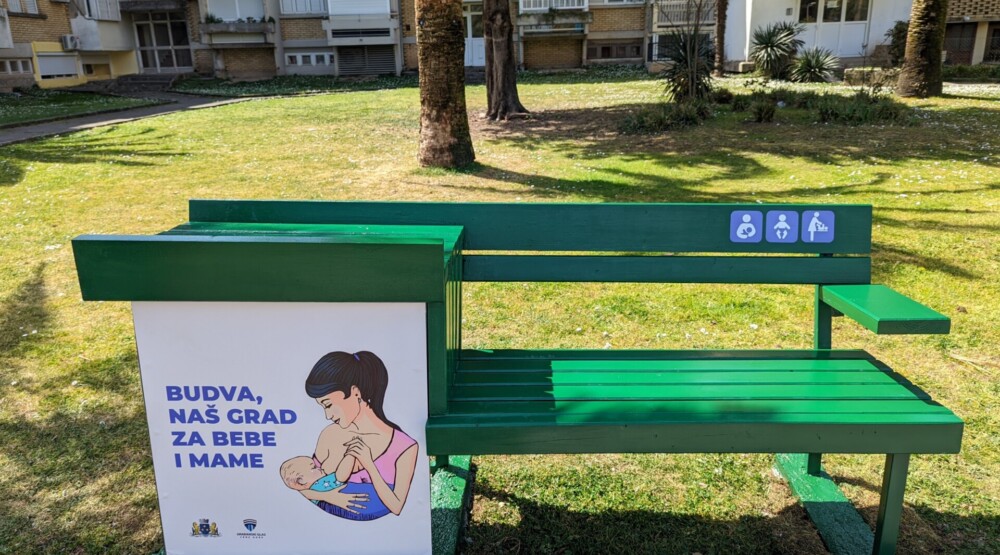 Постављене двије клупе за дојење, храњење и пресвлачење беба у Општини Будва