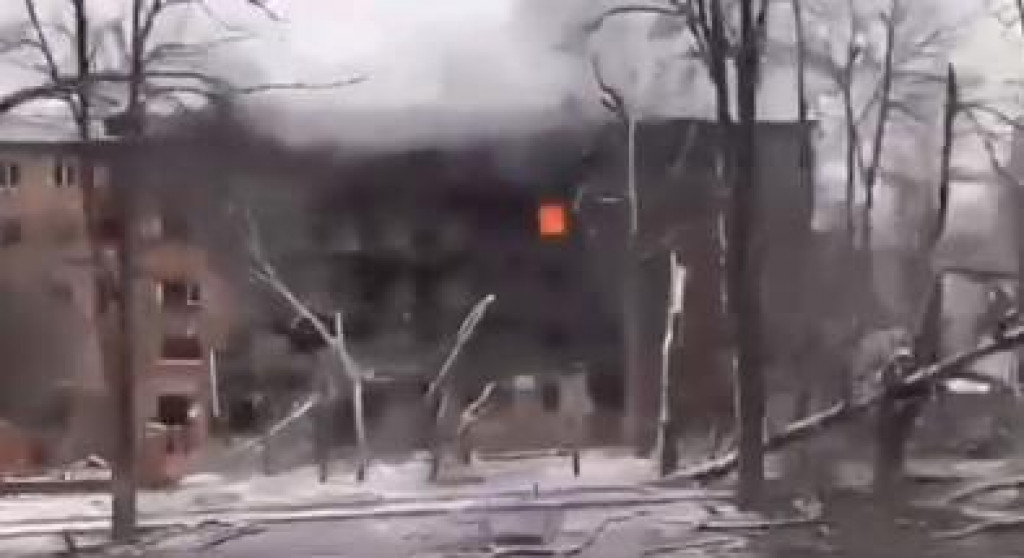 (ВИДЕО) Сиво јутро у градовима Украјине: Гранате изобличиле насеља и улице