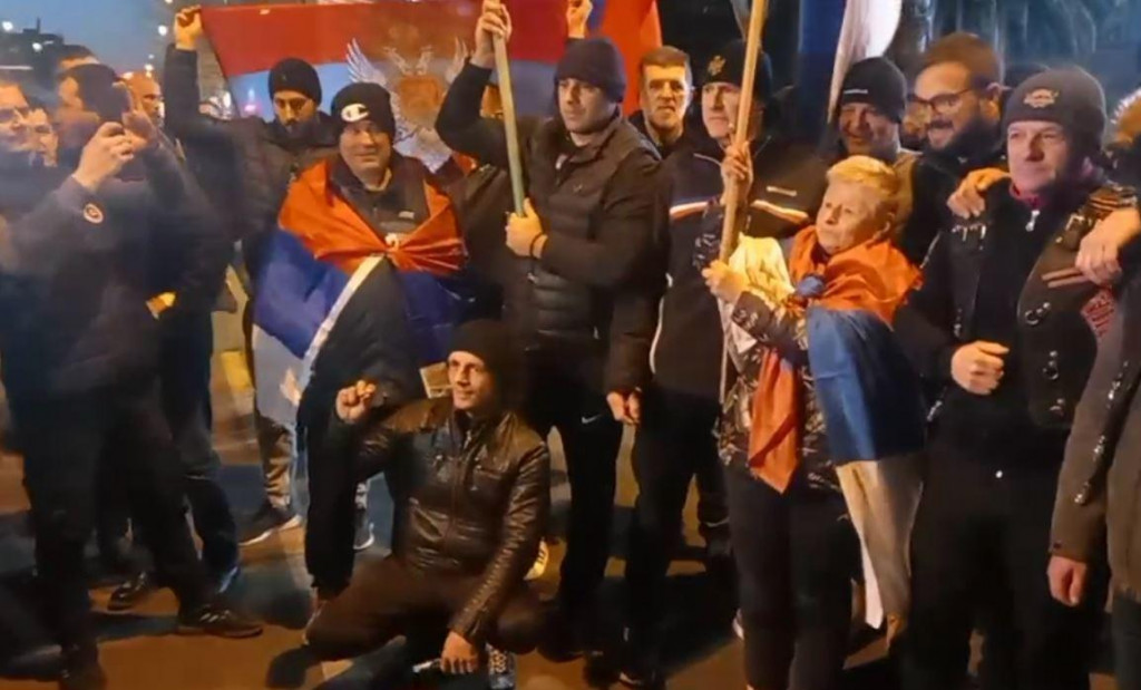 Скуп подршке Русији испред зграде Скупштине