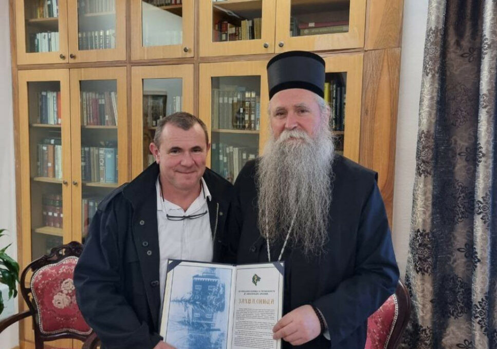 Директор болнице у Брезовику уручио захвалницу митрополиту Јоаникију