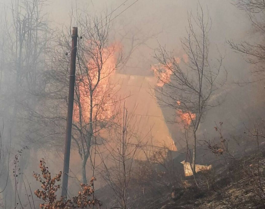 (ФОТО) Букти пожар код Колашина: Изгорјела кућа, ватрогасци се боре са ватреном стихијом