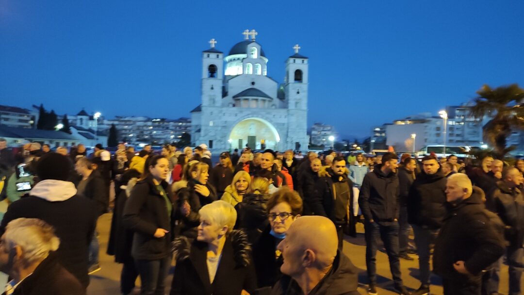 Протест Демократа у Подгорици; Бечић: Ако имају 49 посланика нека одблокирају правосуђе