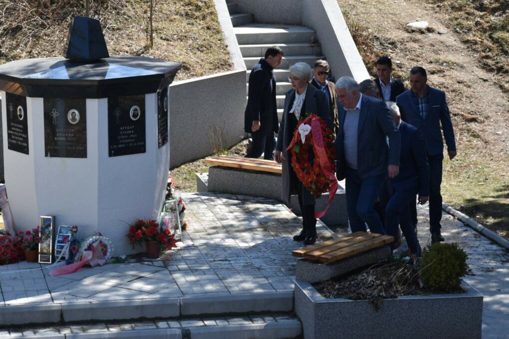 (Видео) Посланици ДФ-а положили су вијенце жртвама НАТО агресије у Мурину