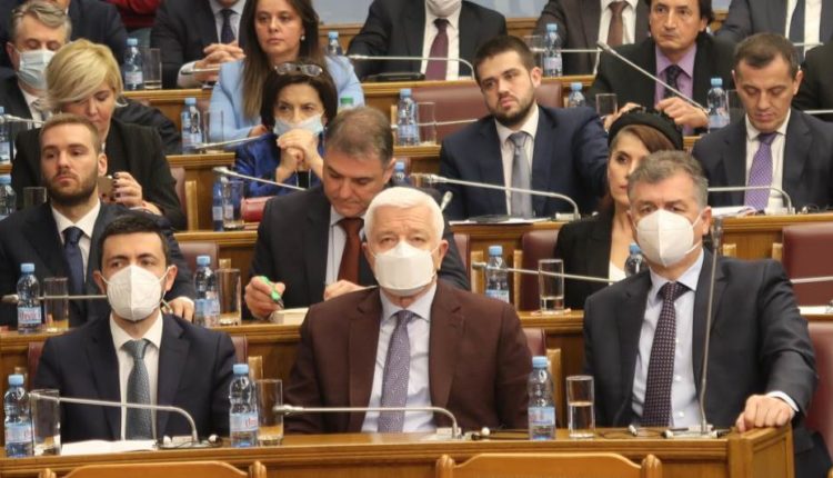 Глупост дана; Клуб посланика ДПС: Повратком наше партије на позицију одлучивања почела санација штете које је претходна власт оставила за собом