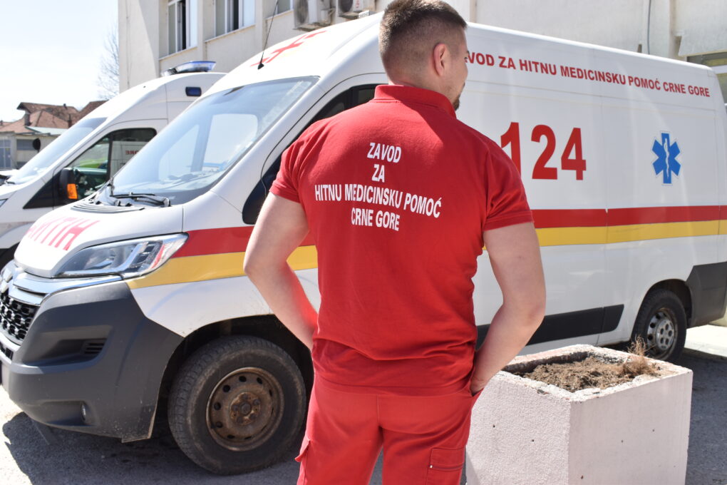 HOROR U BEOGRADU! Muškarac pao sa krova kuće na Dedinju, u TEŠKOM stanju završio u Urgentnom!