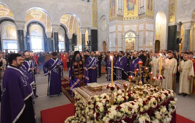 Патријарх служио вечерње, из Храма изнета Плаштаница