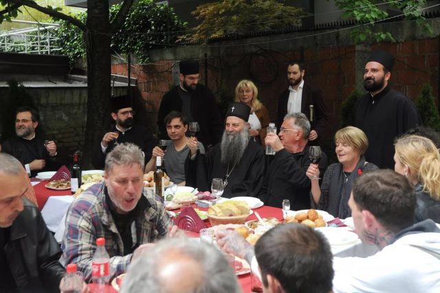 Патријарх Порфирије ручао са бескућницима у црквеној кухињи у Београду