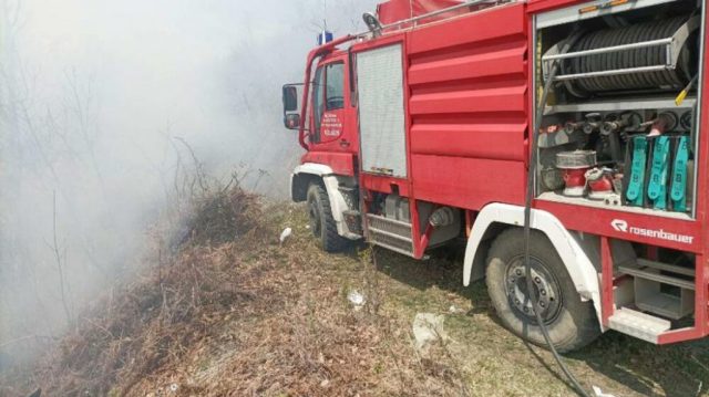 (ФОТО) Пожари у неколико колашинских села, ватрогасци на терену