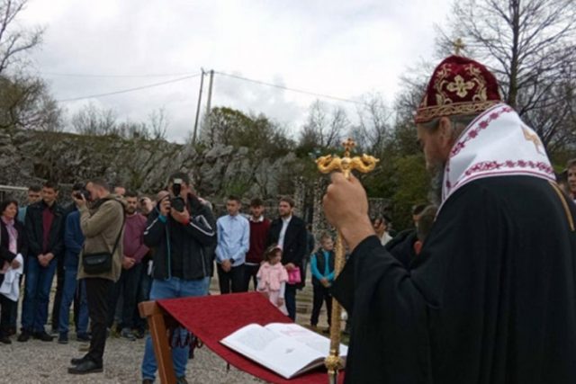 Владика Методије на језеру Крупац крстио двомјесечног Теодора и још око тридесетак људи