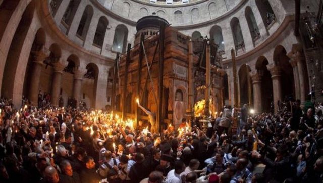 Благодатни огањ из Јерусалима у суботу стиже у Москву