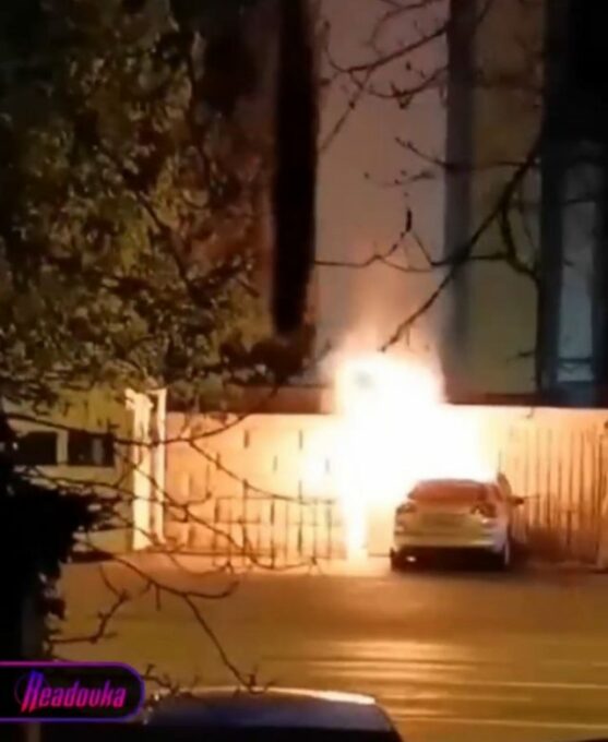 У Букурешту се аутомобил забио у ограду руске амбасаде – возач погинуо
