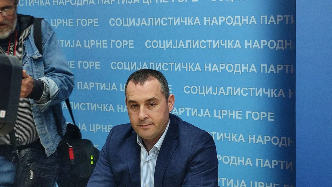 Шћекић: Нећемо дозволити да здравствени систем буде угрожен
