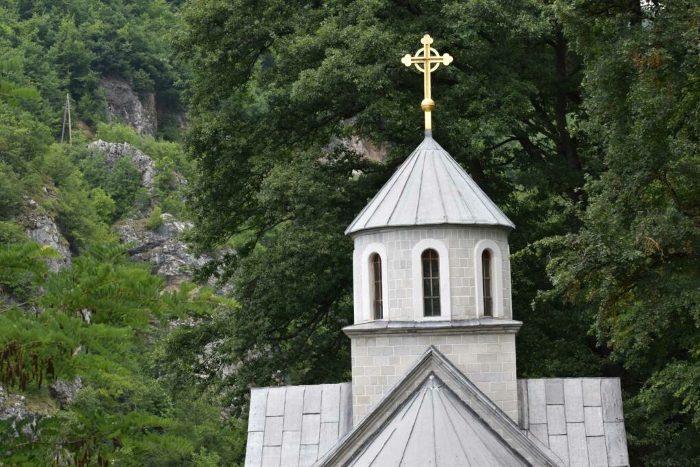 Украден позлаћени крст и новац из цркве, ухапшене три особе