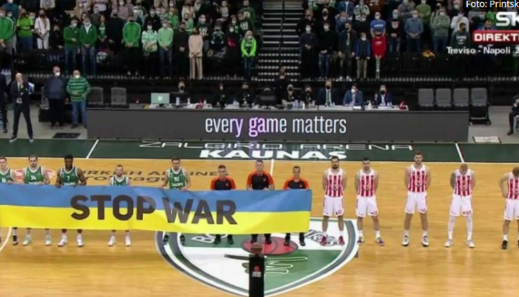 Звезда се огласила након синоћње утакмице: Да ли сви у Београду треба да носе транспарент „Косово је Србија“?