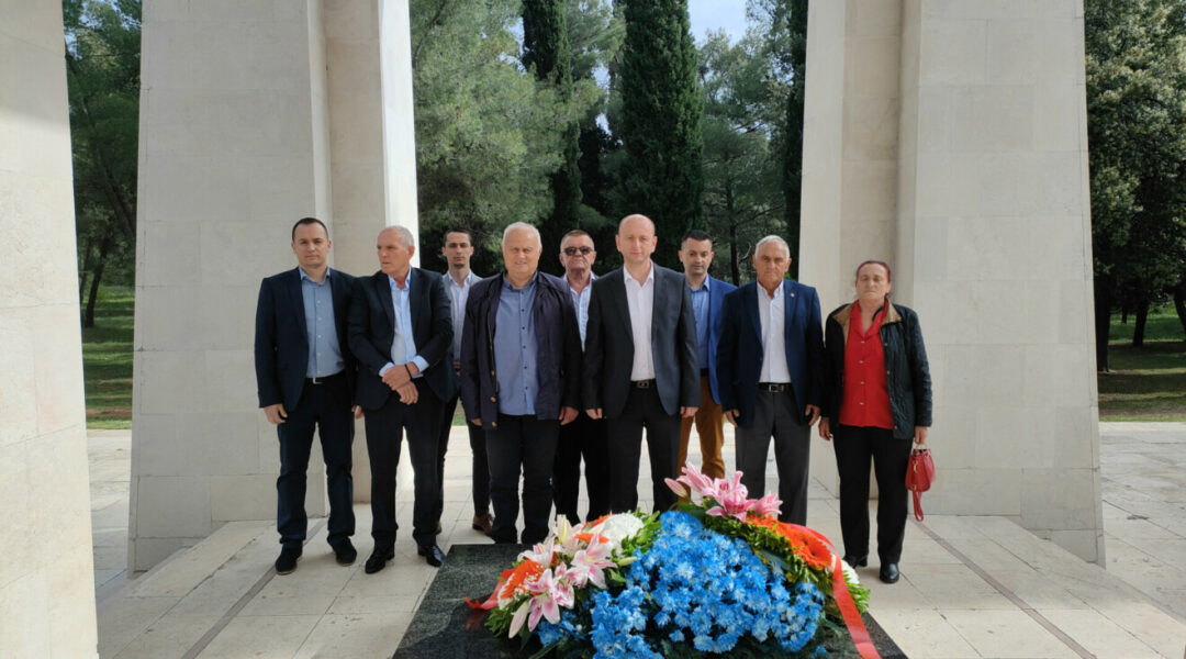 Кнежевић и Станишић положили вијенац на Споменик Партизану борцу на Горици