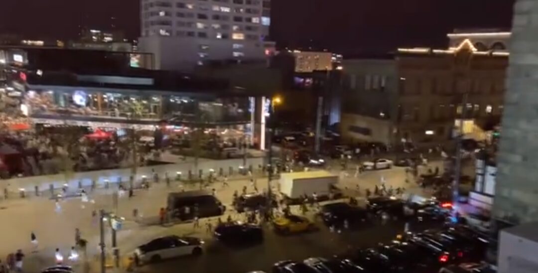(ВИДЕО) Пуцњава након полуфинала између Бостона и Милвокија