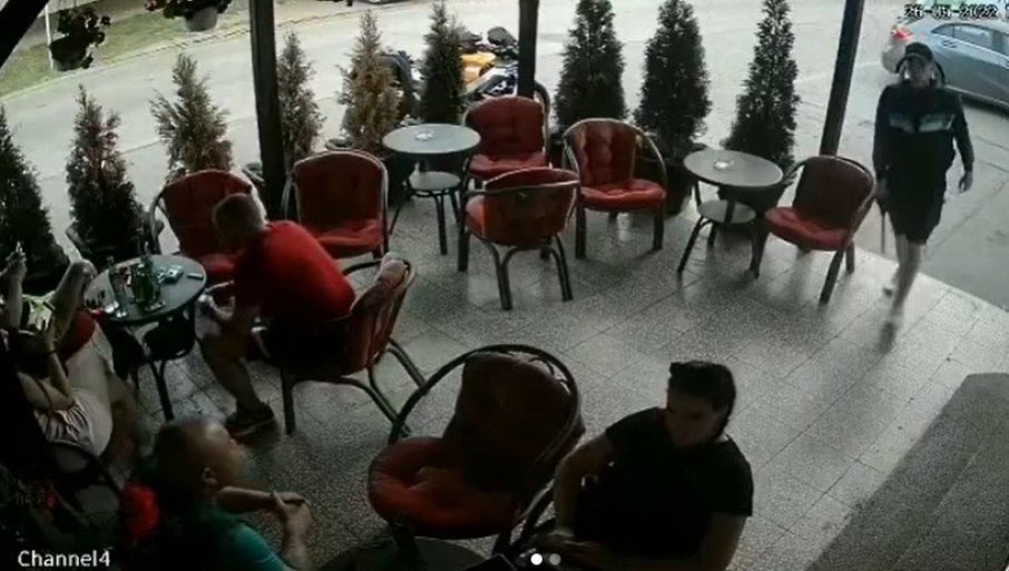(ВИДЕО) УЗНЕМИРУЈУЋИ СНИМАК ИЗ ИНЂИЈЕ: Мушкарац бацио бомбу у кафић, пуцао у госта и побегао