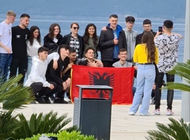 Процват „црногорске демократије“: Смета на Цетињу „Весели се српски роде“, али не и албанска застава и шота у Тивту