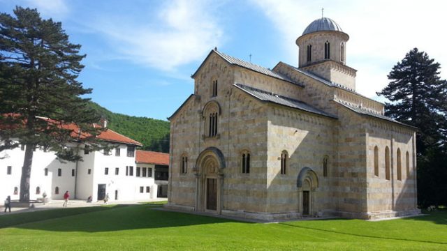 Амбасадори Квинте позивају Приштину да без одлагања врати земљу манастиру Дечани