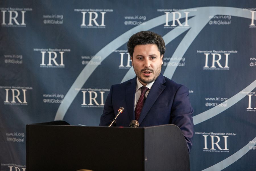 АБАЗОВИЋ: “ Идемо у Охрид као посматрачи, размотрићемо што је добро за земљу”
